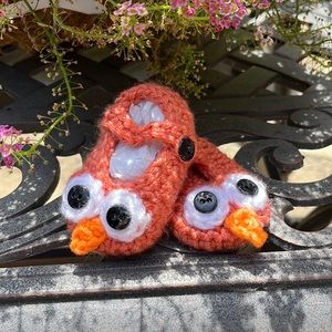 Handmade crochet pink owl baby booty shoes. Size 0-3 months. New. Button close